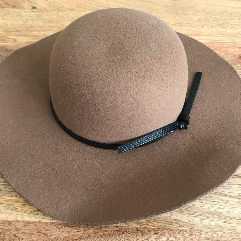 Four Buttons Floppy brim hat